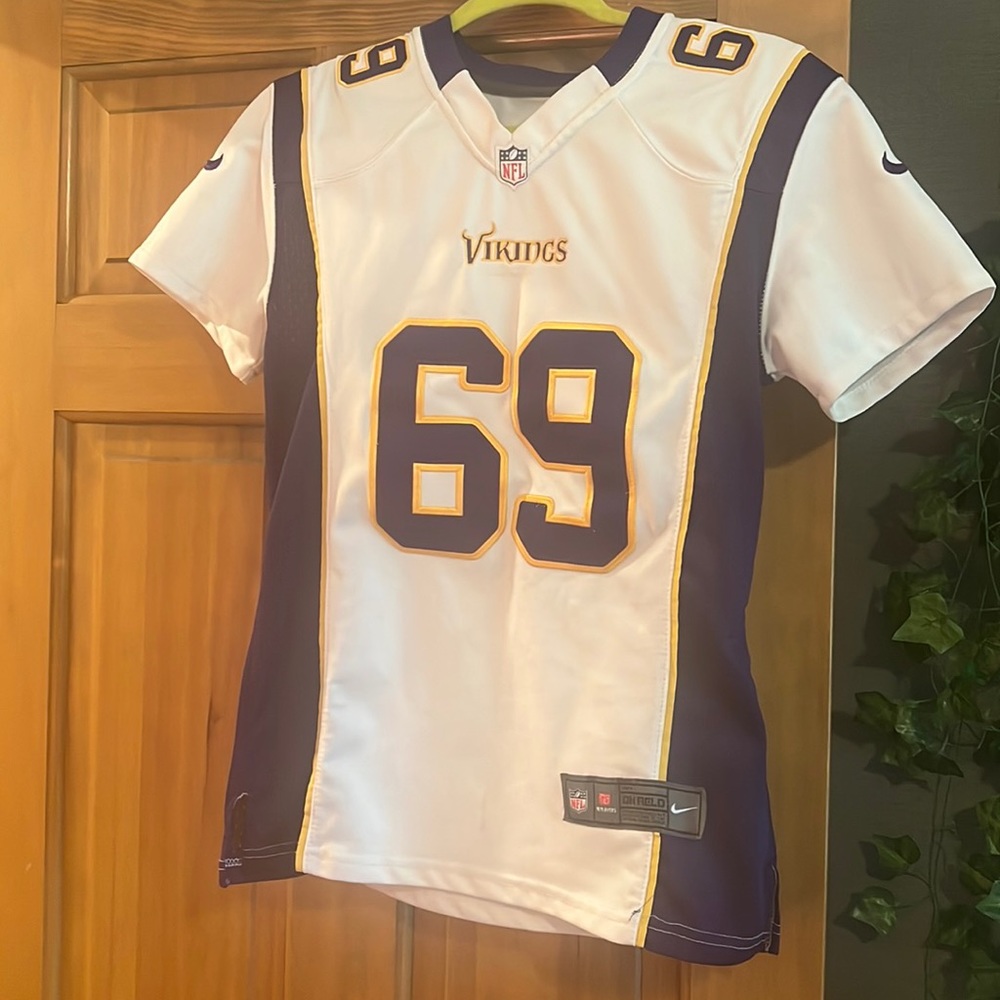 Vikings jersey, Allen number 69, vintage women’s Jersey in great used condition.